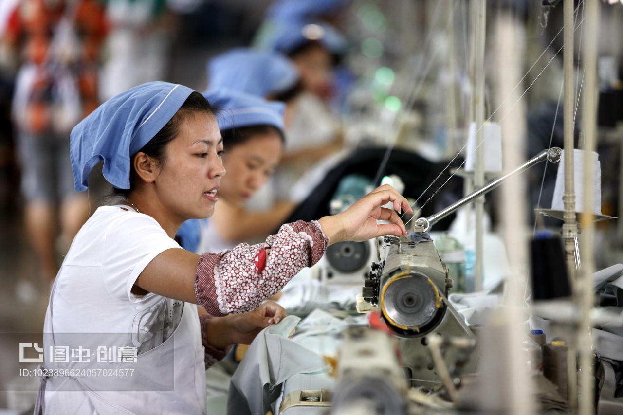 安徽省淮北市秋艷服裝廠,女工在生產(chǎn)車間內(nèi)加工出口到歐美地區(qū)的服裝產(chǎn)品。