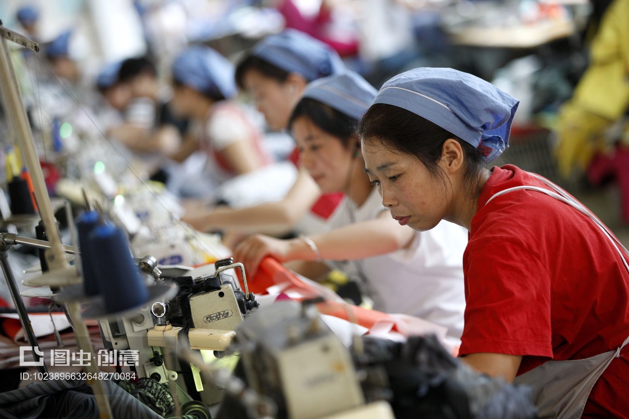 安徽省淮北市秋艷服裝廠,女工在生產(chǎn)車間內(nèi)加工出口到歐美地區(qū)的服裝產(chǎn)品。